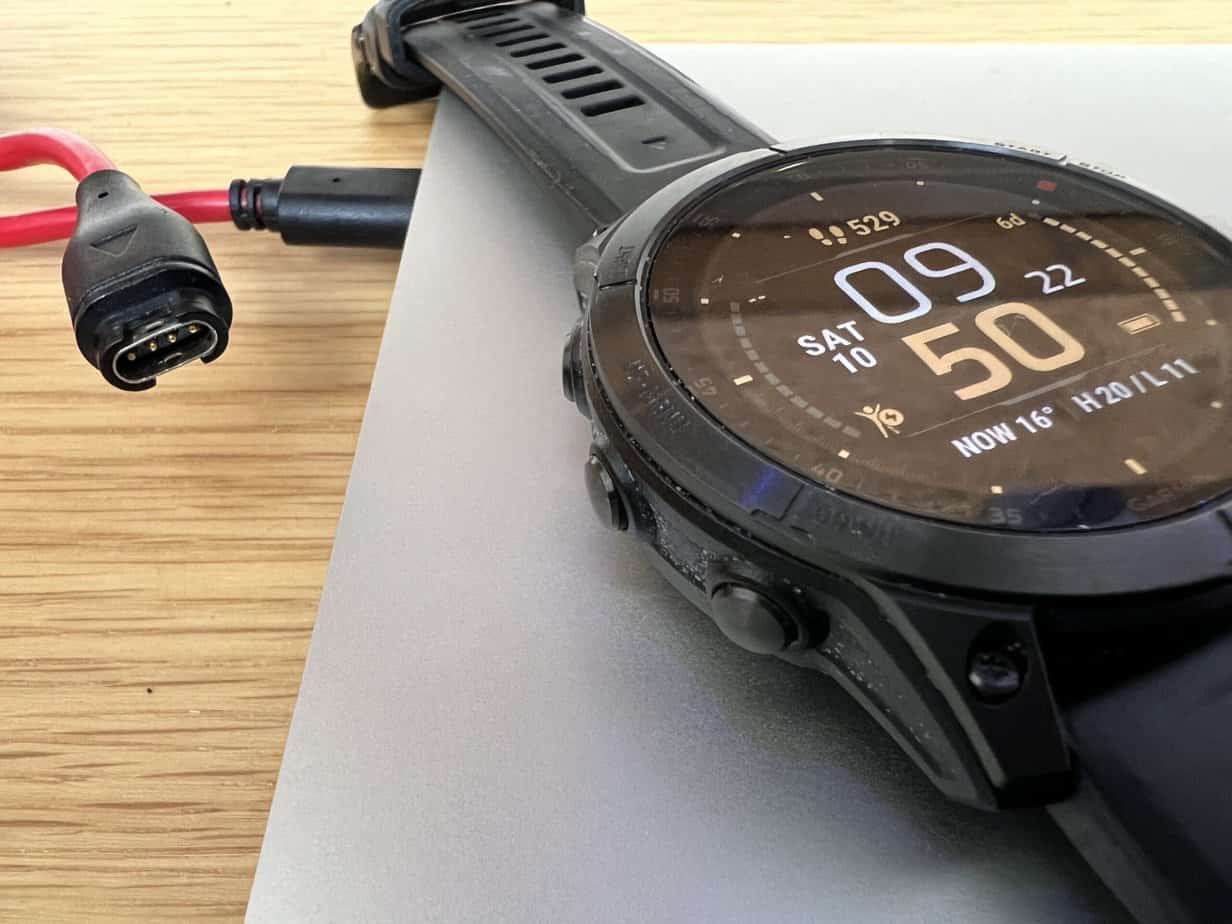 לטעון שעון גרמין באמצעות USB-C, להוריד מפות טופוגרפיות ולהרשם לתכנית אימונים